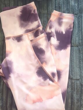Old Navy Active Elevate Tie-Dye High Rise Leggings in Lavender and Peach Hues